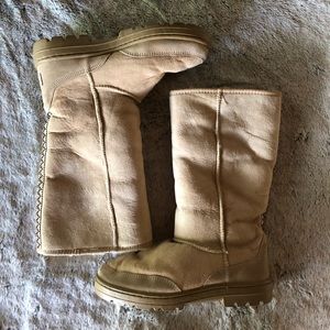 UGG BOOTS size 9 winter boot cream